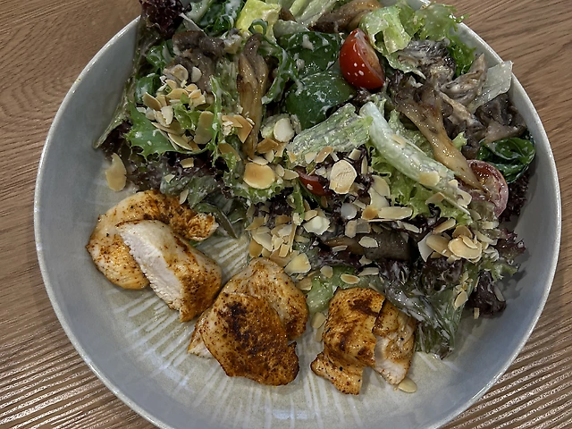 Теплий салат з курячим філе, гливою та імбирно-вершковим соусом