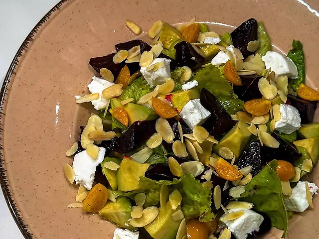 Салат з буряком, авокадо та гарганзолою