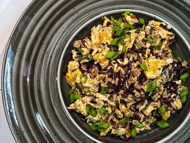 Рис дикий з яйцем та зеленню