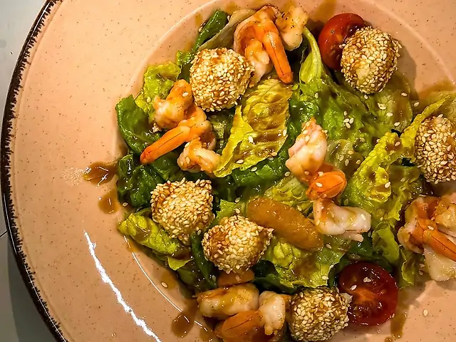 Салат з креветками та авокадо