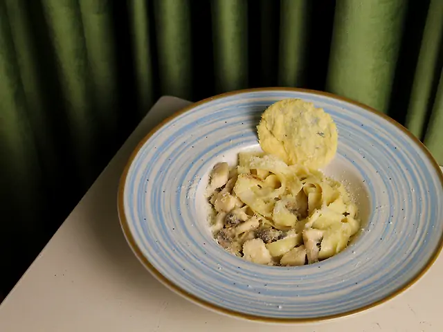 Паста з куркою та грибами