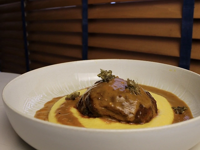 Телячі щічки з пюре гарбуза та селери