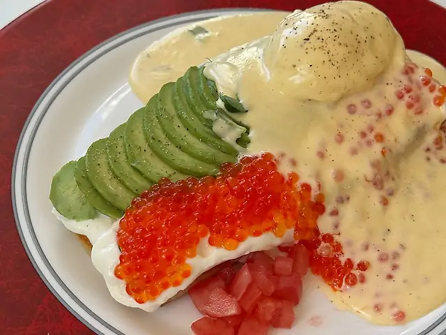 Авокадо тост з червоною ікрою