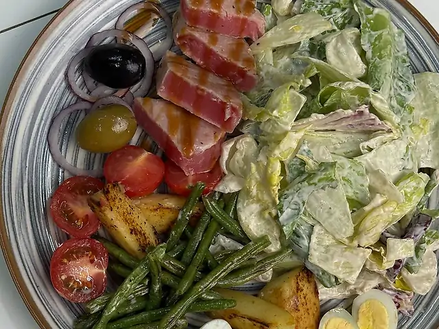 Салат нісуаз з тунцем