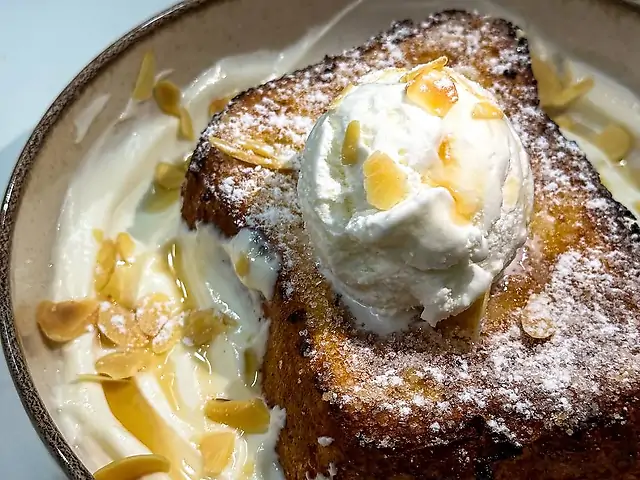 Солодкий бріош з морозивом