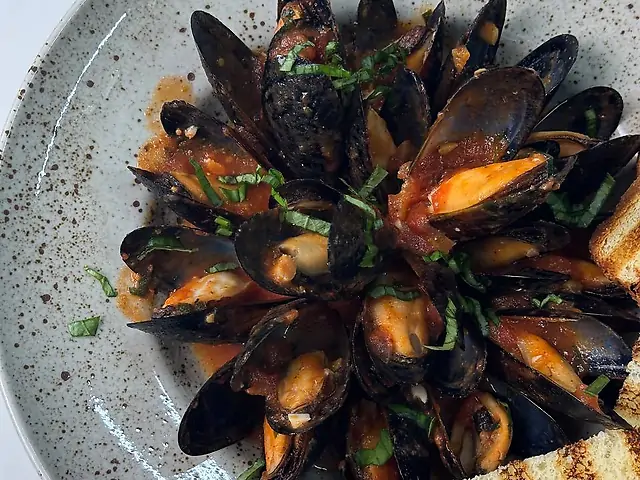 Мідії у томатному соусі