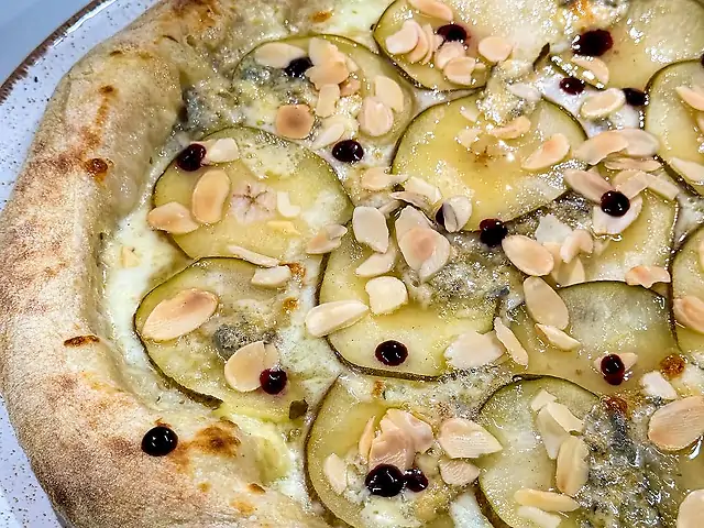 Піца з грушею та сиром горгонзола