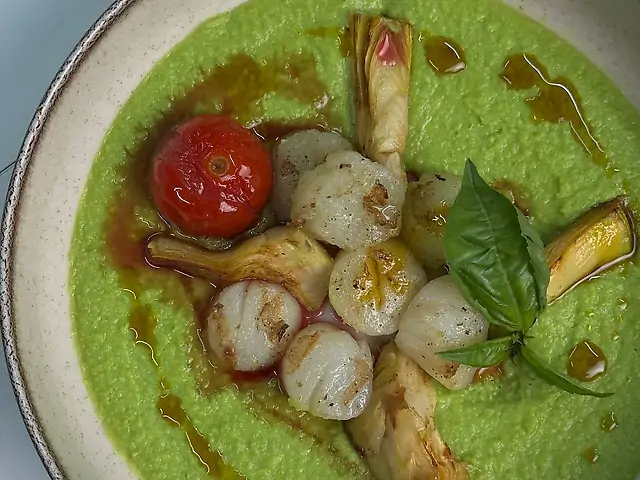 Гребенці на пюре з зеленого горошку та артишоками