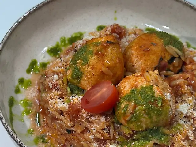 Орзо з фрикадельками у томатному соусі