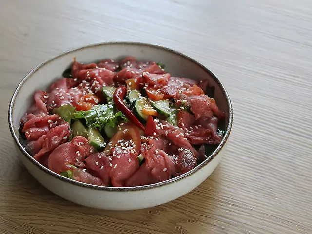 Салат з вʼяленою телятиною