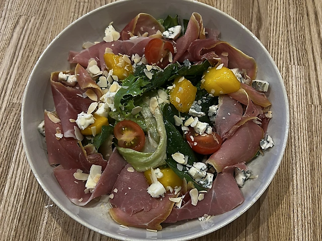 Салат з манго і прошуто та з сиром дор-блю