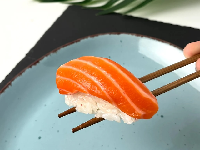 Суші лосось