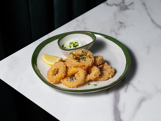 Кальмари Темпура подаємо з соусом джадзикі та лимоном