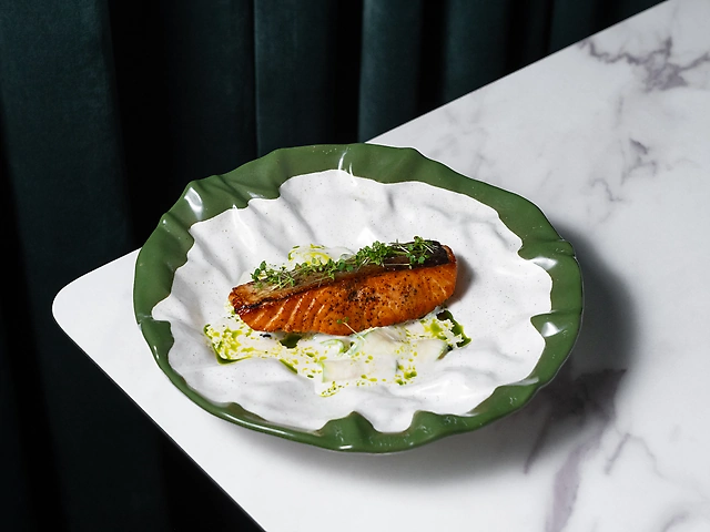 Стейк лосося зі слайсами цукіні , соусом хандаші та зеленою олією