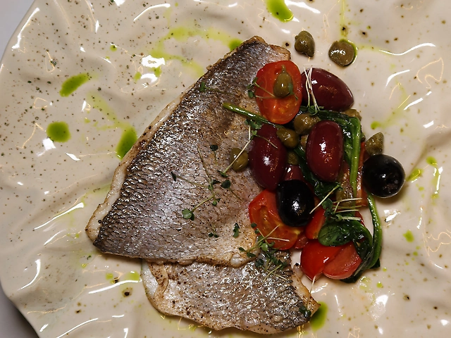 Філе дорадо подаємо з черрі та оливками Каламата