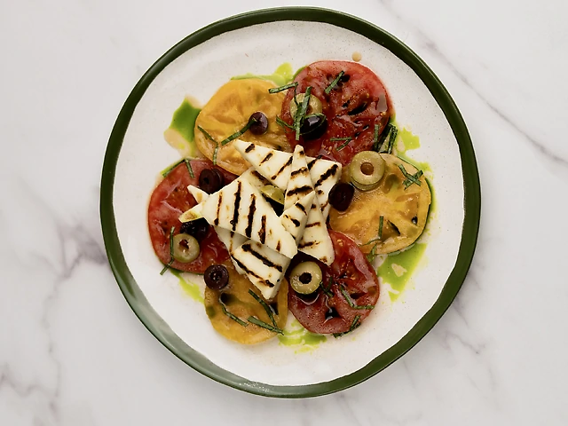 Смажений халумі подається на подушці зі стиглих томатів