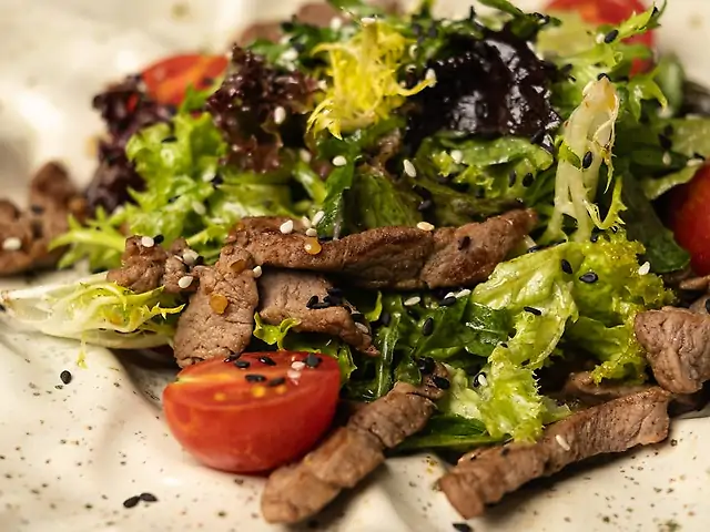 Салат з телятиною та печеними овочами