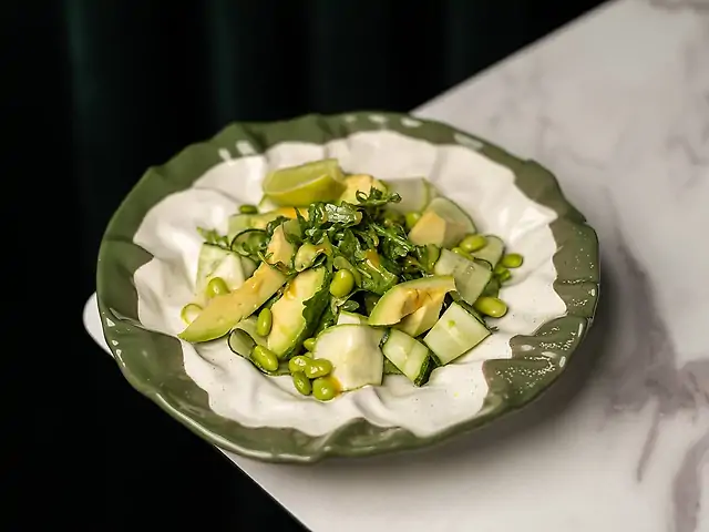 Зелений салат з бобами едамаме , авокадо , кабачком , огірками , лаймом та рукколою