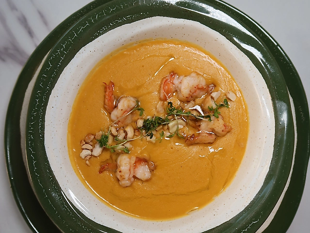 Крем суп з червоної сочевиці та лангустінами