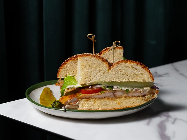 Хала сендвіч зі шніцелем