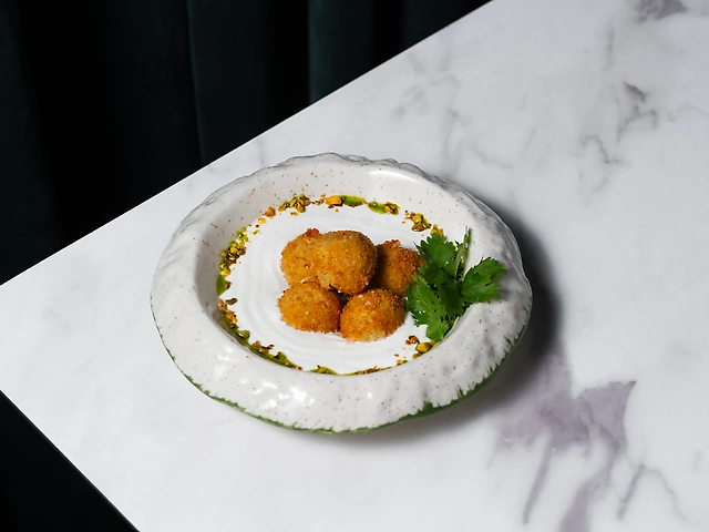 Лабне з крокетами з хумусу