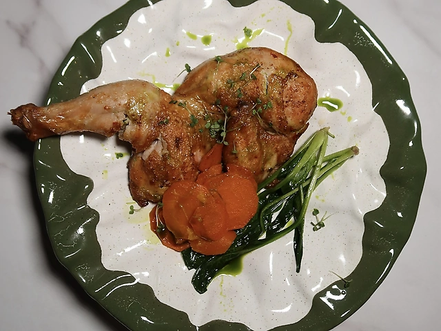 Половина курча з карамелізованою морквою та лимонним шпинатом