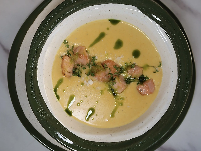 Гарбузовий крем суп з корицею та креветкою