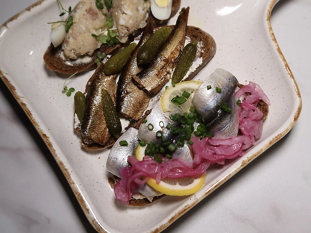 Смак Одеси сет рибних брускет :~форшмак , тюлька , широти з корнішонами