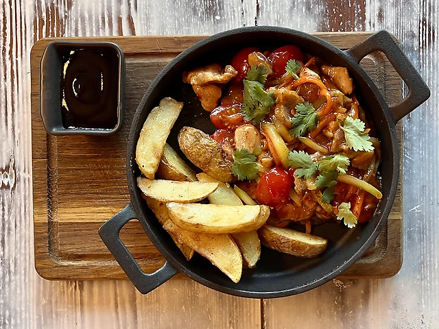 Гаряча пательня з куркою в кисло-солодкому соусі