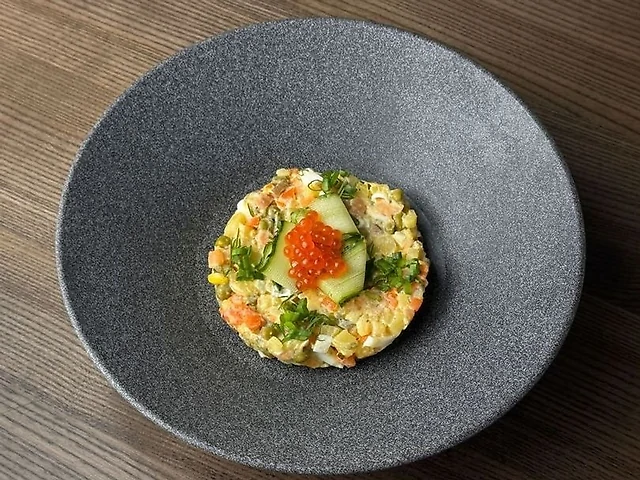 Олів'є з копченим лососем та ікрою