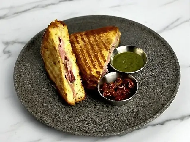 Сирний сендвіч з беконом