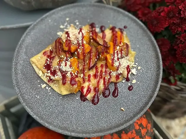 Млинці креп-сюзетт з карамелізованим гарбузом та сливою