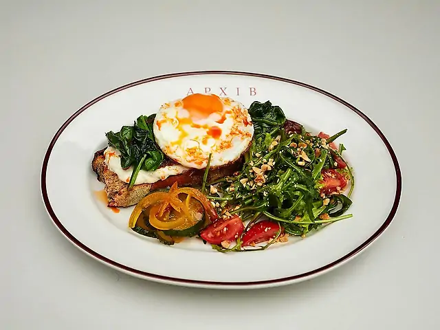 Сніданок з рієтом та смаженим яйцем