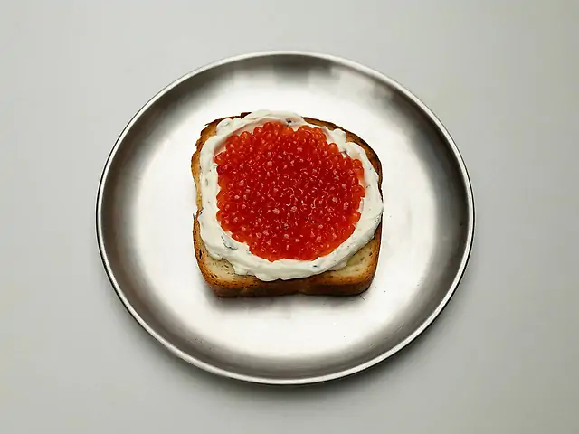 Новорічний тост з ікрою