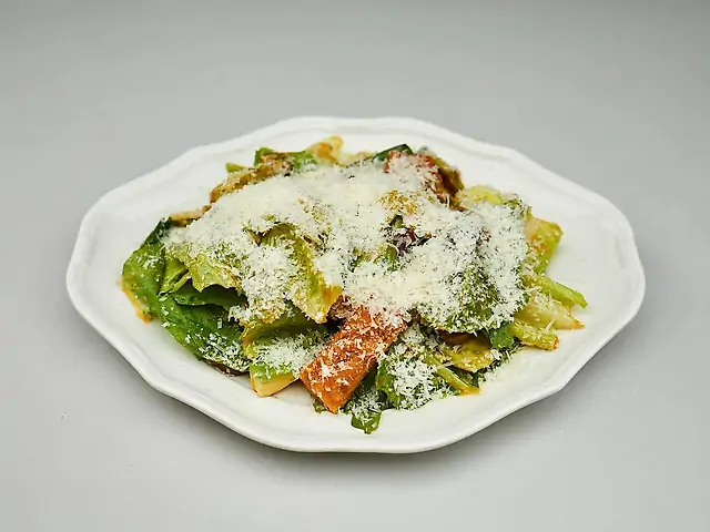 Салат з куркою та соусом манго-кімчі