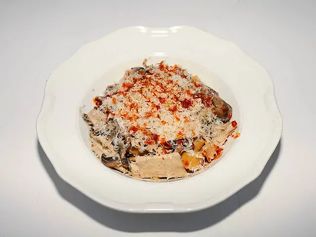 Паста з куркою та грибами