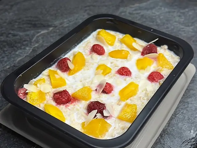 Вівсянка з малиною та манго