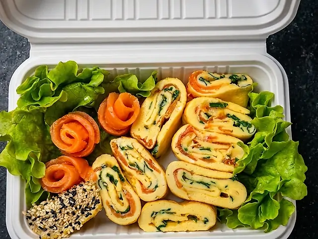 Омлет зі шпинатом та помідорами чері