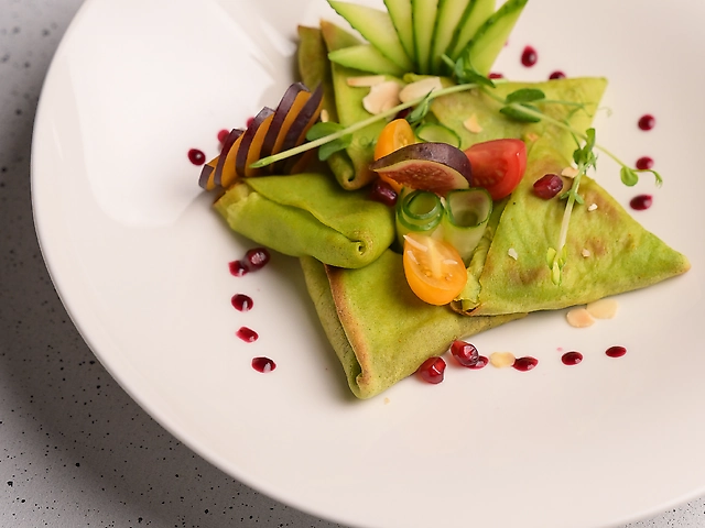 Млинці шпинатні з куркою та грибами