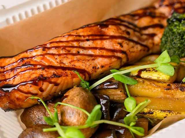 Лосось на грилі з овочами