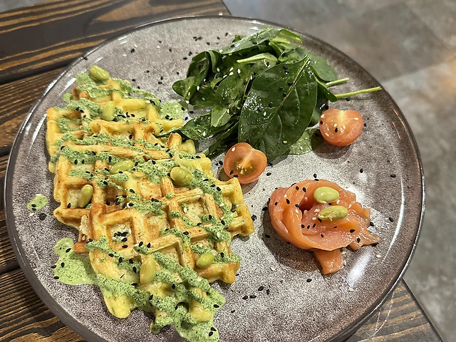 кабачкові вафлі з лососем