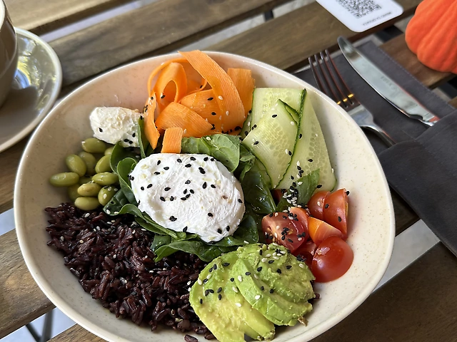 боул з лососем та рисом