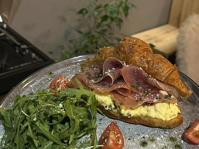 скрембл на круасані з прошутто