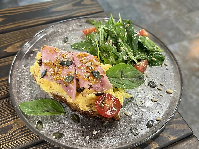 трюфельний скрембл на тості з шинкою