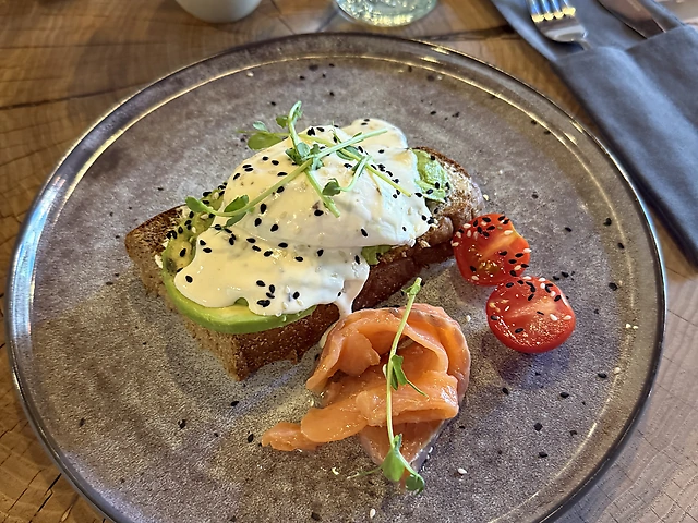 авокадо тост з лососем