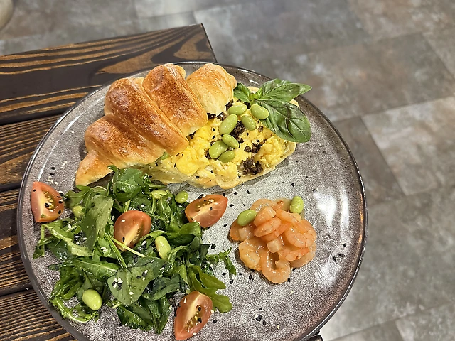 трюфельний скрембл на круасані з креветкою