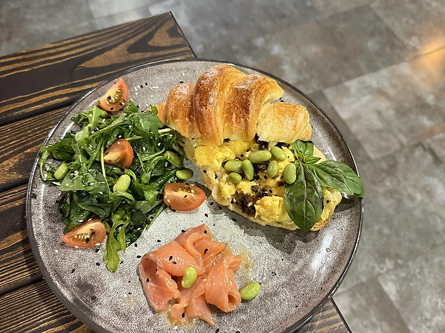 трюфельний скрембл на круасані з лососем