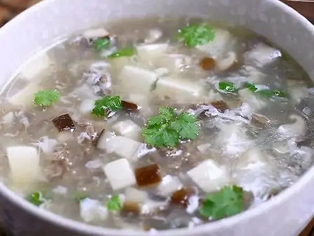 Суп з яловичини, тофу та яйцем