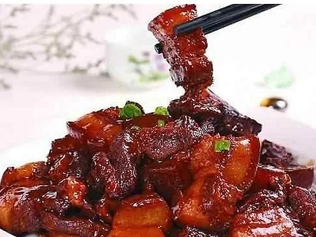 Смажена свиняча підчеревина в соєвому соусі