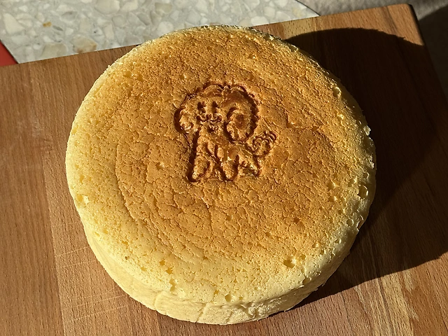 Цілий Японський чизкейк